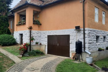 Eladó panorámás, két szintes családi ház Bükkszenterzsébeten – jó állapotban, bútorozottan!

Bükkszenterzsébet hegyvidéki részén, csendes, aszfaltozott út mellett kínálunk eladásra egy jó állapotú, 2 szintes, panorámás kilátással rendelkező, dupla komfortos családi házat.

A 842 m²-es belterületi ingatlan 1983–1986 között épült betonalapra, hőszigetelő falazóelemekből, és azóta is folyamatos karbantartáson esett át. A fa nyílászárók utólagos szigetelése megtörtént, a ház központi fűtéssel rendelkezik, melyet gázkazán és vegyes tüzelésű kazán is kiszolgál.

Az ingatlan teljesen bútorozottan eladó, azonnal költözhető!

Helyiségek elosztása:
Földszint:

Konyha: 15 m²

Szoba: 17 m²

Közlekedő: 11 m²

Tüzelő tároló: 11 m²

Kamra: 4 m²

Emelet:

Szobák: 19 m², 17 m², 14 m²

Közlekedő: 11 m²

Fürdőszoba: 5 m²

Padlásfeljáró: 3 m²

Egyéb:

Garázs: 18 m²

Melléképület: 50 m²

A ház kiváló választás családosok számára is, hiszen a településen bölcsőde, óvoda és általános iskola is működik. A közelben található benzinkút és szolgáltató központ, valamint Eger és Szilvásvárad is mindössze 25-30 km-re fekszik, így a nyugalmat keresők mellett az aktív életet kedvelőknek is ideális választás lehet.

???? Irányár: 25.000.000 Ft
???? Helyrajzi szám: 40 (148 sz. tulajdoni lapon nyilvántartva)

Ne hagyja ki ezt a lehetőséget! További információért vagy megtekintésért keressen bizalommal.




