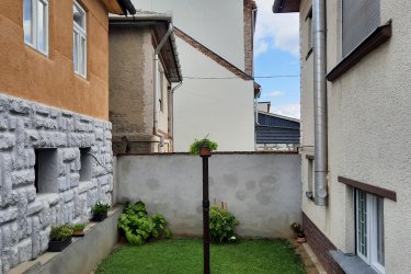 Eladó panorámás, két szintes családi ház Bükkszenterzsébeten – jó állapotban, bútorozottan!

Bükkszenterzsébet hegyvidéki részén, csendes, aszfaltozott út mellett kínálunk eladásra egy jó állapotú, 2 szintes, panorámás kilátással rendelkező, dupla komfortos családi házat.

A 842 m²-es belterületi ingatlan 1983–1986 között épült betonalapra, hőszigetelő falazóelemekből, és azóta is folyamatos karbantartáson esett át. A fa nyílászárók utólagos szigetelése megtörtént, a ház központi fűtéssel rendelkezik, melyet gázkazán és vegyes tüzelésű kazán is kiszolgál.

Az ingatlan teljesen bútorozottan eladó, azonnal költözhető!

Helyiségek elosztása:
Földszint:

Konyha: 15 m²

Szoba: 17 m²

Közlekedő: 11 m²

Tüzelő tároló: 11 m²

Kamra: 4 m²

Emelet:

Szobák: 19 m², 17 m², 14 m²

Közlekedő: 11 m²

Fürdőszoba: 5 m²

Padlásfeljáró: 3 m²

Egyéb:

Garázs: 18 m²

Melléképület: 50 m²

A ház kiváló választás családosok számára is, hiszen a településen bölcsőde, óvoda és általános iskola is működik. A közelben található benzinkút és szolgáltató központ, valamint Eger és Szilvásvárad is mindössze 25-30 km-re fekszik, így a nyugalmat keresők mellett az aktív életet kedvelőknek is ideális választás lehet.

???? Irányár: 25.000.000 Ft
???? Helyrajzi szám: 40 (148 sz. tulajdoni lapon nyilvántartva)

Ne hagyja ki ezt a lehetőséget! További információért vagy megtekintésért keressen bizalommal.




