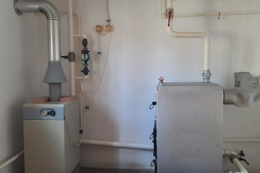 Eladó panorámás, két szintes családi ház Bükkszenterzsébeten – jó állapotban, bútorozottan!

Bükkszenterzsébet hegyvidéki részén, csendes, aszfaltozott út mellett kínálunk eladásra egy jó állapotú, 2 szintes, panorámás kilátással rendelkező, dupla komfortos családi házat.

A 842 m²-es belterületi ingatlan 1983–1986 között épült betonalapra, hőszigetelő falazóelemekből, és azóta is folyamatos karbantartáson esett át. A fa nyílászárók utólagos szigetelése megtörtént, a ház központi fűtéssel rendelkezik, melyet gázkazán és vegyes tüzelésű kazán is kiszolgál.

Az ingatlan teljesen bútorozottan eladó, azonnal költözhető!

Helyiségek elosztása:
Földszint:

Konyha: 15 m²

Szoba: 17 m²

Közlekedő: 11 m²

Tüzelő tároló: 11 m²

Kamra: 4 m²

Emelet:

Szobák: 19 m², 17 m², 14 m²

Közlekedő: 11 m²

Fürdőszoba: 5 m²

Padlásfeljáró: 3 m²

Egyéb:

Garázs: 18 m²

Melléképület: 50 m²

A ház kiváló választás családosok számára is, hiszen a településen bölcsőde, óvoda és általános iskola is működik. A közelben található benzinkút és szolgáltató központ, valamint Eger és Szilvásvárad is mindössze 25-30 km-re fekszik, így a nyugalmat keresők mellett az aktív életet kedvelőknek is ideális választás lehet.

???? Irányár: 25.000.000 Ft
???? Helyrajzi szám: 40 (148 sz. tulajdoni lapon nyilvántartva)

Ne hagyja ki ezt a lehetőséget! További információért vagy megtekintésért keressen bizalommal.





