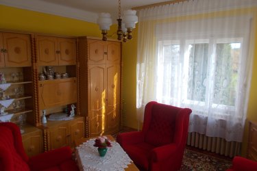 Eladó panorámás, két szintes családi ház Bükkszenterzsébeten – jó állapotban, bútorozottan!

Bükkszenterzsébet hegyvidéki részén, csendes, aszfaltozott út mellett kínálunk eladásra egy jó állapotú, 2 szintes, panorámás kilátással rendelkező, dupla komfortos családi házat.

A 842 m²-es belterületi ingatlan 1983–1986 között épült betonalapra, hőszigetelő falazóelemekből, és azóta is folyamatos karbantartáson esett át. A fa nyílászárók utólagos szigetelése megtörtént, a ház központi fűtéssel rendelkezik, melyet gázkazán és vegyes tüzelésű kazán is kiszolgál.

Az ingatlan teljesen bútorozottan eladó, azonnal költözhető!

Helyiségek elosztása:
Földszint:

Konyha: 15 m²

Szoba: 17 m²

Közlekedő: 11 m²

Tüzelő tároló: 11 m²

Kamra: 4 m²

Emelet:

Szobák: 19 m², 17 m², 14 m²

Közlekedő: 11 m²

Fürdőszoba: 5 m²

Padlásfeljáró: 3 m²

Egyéb:

Garázs: 18 m²

Melléképület: 50 m²

A ház kiváló választás családosok számára is, hiszen a településen bölcsőde, óvoda és általános iskola is működik. A közelben található benzinkút és szolgáltató központ, valamint Eger és Szilvásvárad is mindössze 25-30 km-re fekszik, így a nyugalmat keresők mellett az aktív életet kedvelőknek is ideális választás lehet.

???? Irányár: 25.000.000 Ft
???? Helyrajzi szám: 40 (148 sz. tulajdoni lapon nyilvántartva)

Ne hagyja ki ezt a lehetőséget! További információért vagy megtekintésért keressen bizalommal.




