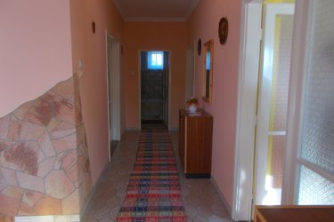 Eladó panorámás, két szintes családi ház Bükkszenterzsébeten – jó állapotban, bútorozottan!

Bükkszenterzsébet hegyvidéki részén, csendes, aszfaltozott út mellett kínálunk eladásra egy jó állapotú, 2 szintes, panorámás kilátással rendelkező, dupla komfortos családi házat.

A 842 m²-es belterületi ingatlan 1983–1986 között épült betonalapra, hőszigetelő falazóelemekből, és azóta is folyamatos karbantartáson esett át. A fa nyílászárók utólagos szigetelése megtörtént, a ház központi fűtéssel rendelkezik, melyet gázkazán és vegyes tüzelésű kazán is kiszolgál.

Az ingatlan teljesen bútorozottan eladó, azonnal költözhető!

Helyiségek elosztása:
Földszint:

Konyha: 15 m²

Szoba: 17 m²

Közlekedő: 11 m²

Tüzelő tároló: 11 m²

Kamra: 4 m²

Emelet:

Szobák: 19 m², 17 m², 14 m²

Közlekedő: 11 m²

Fürdőszoba: 5 m²

Padlásfeljáró: 3 m²

Egyéb:

Garázs: 18 m²

Melléképület: 50 m²

A ház kiváló választás családosok számára is, hiszen a településen bölcsőde, óvoda és általános iskola is működik. A közelben található benzinkút és szolgáltató központ, valamint Eger és Szilvásvárad is mindössze 25-30 km-re fekszik, így a nyugalmat keresők mellett az aktív életet kedvelőknek is ideális választás lehet.

???? Irányár: 25.000.000 Ft
???? Helyrajzi szám: 40 (148 sz. tulajdoni lapon nyilvántartva)

Ne hagyja ki ezt a lehetőséget! További információért vagy megtekintésért keressen bizalommal.




