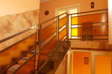 Eladó panorámás, két szintes családi ház Bükkszenterzsébeten – jó állapotban, bútorozottan!

Bükkszenterzsébet hegyvidéki részén, csendes, aszfaltozott út mellett kínálunk eladásra egy jó állapotú, 2 szintes, panorámás kilátással rendelkező, dupla komfortos családi házat.

A 842 m²-es belterületi ingatlan 1983–1986 között épült betonalapra, hőszigetelő falazóelemekből, és azóta is folyamatos karbantartáson esett át. A fa nyílászárók utólagos szigetelése megtörtént, a ház központi fűtéssel rendelkezik, melyet gázkazán és vegyes tüzelésű kazán is kiszolgál.

Az ingatlan teljesen bútorozottan eladó, azonnal költözhető!

Helyiségek elosztása:
Földszint:

Konyha: 15 m²

Szoba: 17 m²

Közlekedő: 11 m²

Tüzelő tároló: 11 m²

Kamra: 4 m²

Emelet:

Szobák: 19 m², 17 m², 14 m²

Közlekedő: 11 m²

Fürdőszoba: 5 m²

Padlásfeljáró: 3 m²

Egyéb:

Garázs: 18 m²

Melléképület: 50 m²

A ház kiváló választás családosok számára is, hiszen a településen bölcsőde, óvoda és általános iskola is működik. A közelben található benzinkút és szolgáltató központ, valamint Eger és Szilvásvárad is mindössze 25-30 km-re fekszik, így a nyugalmat keresők mellett az aktív életet kedvelőknek is ideális választás lehet.

???? Irányár: 25.000.000 Ft
???? Helyrajzi szám: 40 (148 sz. tulajdoni lapon nyilvántartva)

Ne hagyja ki ezt a lehetőséget! További információért vagy megtekintésért keressen bizalommal.




