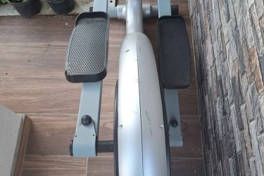Eladó kihasználatlanság miatt használt ellipszis gép.
A kijelző nem működik csak a kábelt kell összeforrasztani. Időnként használat közben hangosabb (olajozni kellene a hatjóművet).