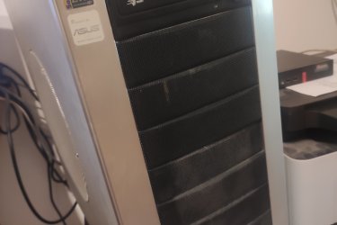Alaplap: ASRock B450M Pro4 dobozával
CPU: AMD Ryzen 5 2600x gyári hűtővel dobozával 
opció: NZXT Kraken X42 gyári vízhűtés (fel kell tölteni vízzel) dobozával +15000 Ft
Ram: 2*8GB DDR4 G.Skill Aegis dobozával
VGA: MSI Armor Radeon 570 8GB OC edition dobozával
SSD: Intel 1TB M.2 
Tápegység: FSP Hyper M 600w dobozával
PC ház: CM Stacker (STC-T01) eATX. Nagyobb alaplap is belefér, két atx tápegységnek van hely. https://www.eprom.com/home/CoolerMaster/stc-t01.html

Személyesen át tudom adni: Budapest, Kiskőrös, Kecskemét. 