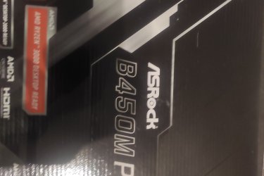 Alaplap: ASRock B450M Pro4 dobozával
CPU: AMD Ryzen 5 2600x gyári hűtővel dobozával 
opció: NZXT Kraken X42 gyári vízhűtés (fel kell tölteni vízzel) dobozával +15000 Ft
Ram: 2*8GB DDR4 G.Skill Aegis dobozával
VGA: MSI Armor Radeon 570 8GB OC edition dobozával
SSD: Intel 1TB M.2 
Tápegység: FSP Hyper M 600w dobozával
PC ház: CM Stacker (STC-T01) eATX. Nagyobb alaplap is belefér, két atx tápegységnek van hely. https://www.eprom.com/home/CoolerMaster/stc-t01.html

Személyesen át tudom adni: Budapest, Kiskőrös, Kecskemét. 