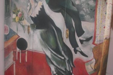 Eladó egy háromajtós ruhásszekrény Marc Chagall „A születésnap” című festményének nagy méretű reprodukciójával
A festmény még a múlt században került rá (1998) :-) így a bútor egyedi művészi karaktert kapott – nem csupán tárolásra szolgál, hanem látványelem, ami feldob bármilyen teret. 
• Méret: 188x160x60 cm 
• Állapot: jó, stabil szerkezet 
• Festmény: dekoratív, kézzel festett reprodukció, az eredetinél nagyobb méretben
 • Stílus: bohém, karakteres, extravagáns Tökéletes választás művészetkedvelőknek, kreatív enteriőrbe, stúdióba vagy akár vendéglátóhelyre, ahol fontos az egyedi hangulat. 
Ár: 120.000 Ft – alku lehetséges 
Átvétel: Budapest, Zugló, Self Store
Tel.: +36203515867