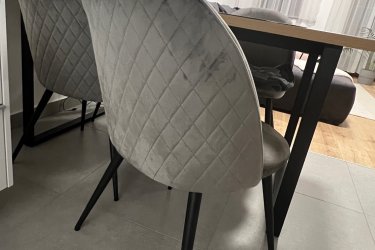 Eladó egy szinte új JYSK AABENRAA étkezőgarnitúra, amely egy H160 asztalt és 4 KØKKEDAL szürke bársonyszék-et tartalmaz. A garnitúra modern, elegáns megjelenésével és minőségi anyaghasználatával tökéletes választás lehet bármilyen étkezőbe. Az asztal tölgy színű, míg a székek szürke bársony kárpitozással rendelkeznek, ami igazán elegáns hatást kelt.
Asztal méretei: SZ90 x H160 x MA75 cm
Székek: 4 db, szürke bársonyból, kényelmes ülés
Állapot: Szinte új, alig használt, hibátlan
Fontos: A szállítást nem tudom biztosítani, személyes átvétel szükséges.