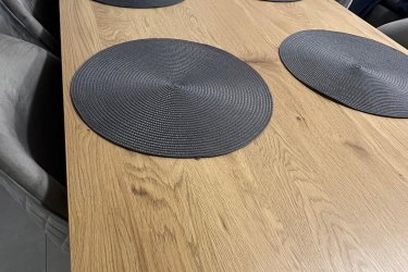 Eladó egy szinte új JYSK AABENRAA étkezőgarnitúra, amely egy H160 asztalt és 4 KØKKEDAL szürke bársonyszék-et tartalmaz. A garnitúra modern, elegáns megjelenésével és minőségi anyaghasználatával tökéletes választás lehet bármilyen étkezőbe. Az asztal tölgy színű, míg a székek szürke bársony kárpitozással rendelkeznek, ami igazán elegáns hatást kelt.
Asztal méretei: SZ90 x H160 x MA75 cm
Székek: 4 db, szürke bársonyból, kényelmes ülés
Állapot: Szinte új, alig használt, hibátlan
Fontos: A szállítást nem tudom biztosítani, személyes átvétel szükséges.
