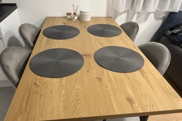 Eladó egy szinte új JYSK AABENRAA étkezőgarnitúra, amely egy H160 asztalt és 4 KØKKEDAL szürke bársonyszék-et tartalmaz. A garnitúra modern, elegáns megjelenésével és minőségi anyaghasználatával tökéletes választás lehet bármilyen étkezőbe. Az asztal tölgy színű, míg a székek szürke bársony kárpitozással rendelkeznek, ami igazán elegáns hatást kelt.
Asztal méretei: SZ90 x H160 x MA75 cm
Székek: 4 db, szürke bársonyból, kényelmes ülés
Állapot: Szinte új, alig használt, hibátlan
Fontos: A szállítást nem tudom biztosítani, személyes átvétel szükséges.