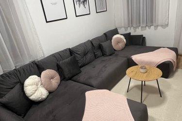Eladó egy szinte új Bloom U-sarokgarnitúra, Monolith92 színben. A garnitúra a prémium minőség és a modern dizájn tökéletes ötvözete. Kiváló választás nagyobb nappalikba, hiszen kényelmes, tágas és elegáns. A szövet színe és a stílus igazán letisztult, így bármilyen enteriőrbe illeszkedik.
Szín: Monolith92
Méretek: 190x382x190
Állapot: Szinte új, alig használt, hibátlan
Fontos: A szállítást nem tudom biztosítani, személyes átvétel szükséges.