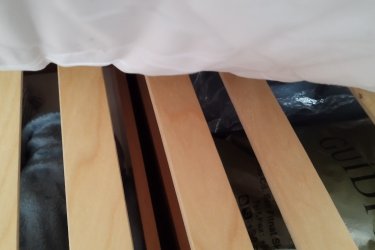 Emeletes ágy eladó, az ágy akár két külön álló ággyá is alakítható. Fa rugós ágyrács. Két ágy alá betolható fiókkal. A matracok lehúzható, stepelt mosható huzattal (cipzár tökéletes, hibátlan) rendelkezik. Méretek 190x90x160 keret ( külön 80 cm magas az ágy keret). A matrac 80x180 6,5cm magas kókusz, hab réteg. Lapra szerelt.Egyben eladó! Szállítás nem lehetséges.