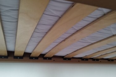 Emeletes ágy eladó, az ágy akár két külön álló ággyá is alakítható. Fa rugós ágyrács. Két ágy alá betolható fiókkal. A matracok lehúzható, stepelt mosható huzattal (cipzár tökéletes, hibátlan) rendelkezik. Méretek 190x90x160 keret ( külön 80 cm magas az ágy keret). A matrac 80x180 6,5cm magas kókusz, hab réteg. Lapra szerelt.Egyben eladó! Szállítás nem lehetséges.