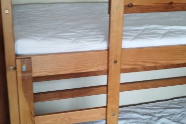 Emeletes ágy eladó, az ágy akár két külön álló ággyá is alakítható. Fa rugós ágyrács. Két ágy alá betolható fiókkal. A matracok lehúzható, stepelt mosható huzattal (cipzár tökéletes, hibátlan) rendelkezik. Méretek 190x90x160 keret ( külön 80 cm magas az ágy keret). A matrac 80x180 6,5cm magas kókusz, hab réteg. Lapra szerelt.Egyben eladó! Szállítás nem lehetséges.