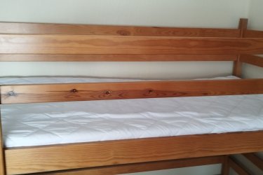 Emeletes ágy eladó, az ágy akár két külön álló ággyá is alakítható. Fa rugós ágyrács. Két ágy alá betolható fiókkal. A matracok lehúzható, stepelt mosható huzattal (cipzár tökéletes, hibátlan) rendelkezik. Méretek 190x90x160 keret ( külön 80 cm magas az ágy keret). A matrac 80x180 6,5cm magas kókusz, hab réteg. Lapra szerelt.Egyben eladó! Szállítás nem lehetséges.