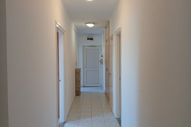A fotókon látható bútorokkal, kiadó harmadik szinten lévő 56 m2-es két szoba, konyha, folyosó, kamra, külön WC, fürdőszoba, udvarra néző erkéllyel, keleti fekvésű lakás határozatlan, huzamosabb időre kiadó. 
A lakás 1 db 3,5 kW-os hűtő-fűtő klímával, kondenzációs kombi gázkazánnal, fagyasztós hűtőszekrénnyel, beépített gáztűzhellyel, a folyosón nagyméretű beépített szekrénnyel felszerelve.
A lakáshoz 1 db udvari parkolóhely tartozik, buszmegálló a bejárattól kb. 30 m-re, áruház 100 m-en belül.
Kizárólag megbízható és leinformálható jelentkezőket várok, akik kis állattal nem rendelkeznek, nem dohányoznak.  A lakásban háziállat tartása és a dohányzás nem megengedett. Az ingatlan telefonos egyeztetést követően megtekinthető.
Irányár: 135 000 Ft + rezsi + közös költség 50%-a, két havi kaució.
Érdeklődni telefonon.
