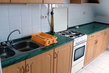 A fotókon látható bútorokkal, kiadó harmadik szinten lévő 56 m2-es két szoba, konyha, folyosó, kamra, külön WC, fürdőszoba, udvarra néző erkéllyel, keleti fekvésű lakás határozatlan, huzamosabb időre kiadó. 
A lakás 1 db 3,5 kW-os hűtő-fűtő klímával, kondenzációs kombi gázkazánnal, fagyasztós hűtőszekrénnyel, beépített gáztűzhellyel, a folyosón nagyméretű beépített szekrénnyel felszerelve.
A lakáshoz 1 db udvari parkolóhely tartozik, buszmegálló a bejárattól kb. 30 m-re, áruház 100 m-en belül.
Kizárólag megbízható és leinformálható jelentkezőket várok, akik kis állattal nem rendelkeznek, nem dohányoznak.  A lakásban háziállat tartása és a dohányzás nem megengedett. Az ingatlan telefonos egyeztetést követően megtekinthető.
Irányár: 135 000 Ft + rezsi + közös költség 50%-a, két havi kaució.
Érdeklődni telefonon.

