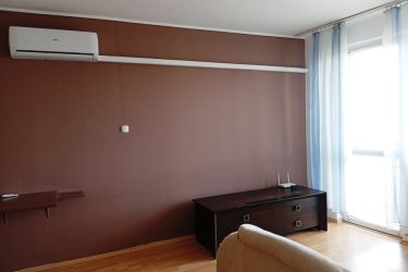 A fotókon látható bútorokkal, kiadó harmadik szinten lévő 56 m2-es két szoba, konyha, folyosó, kamra, külön WC, fürdőszoba, udvarra néző erkéllyel, keleti fekvésű lakás határozatlan, huzamosabb időre kiadó. 
A lakás 1 db 3,5 kW-os hűtő-fűtő klímával, kondenzációs kombi gázkazánnal, fagyasztós hűtőszekrénnyel, beépített gáztűzhellyel, a folyosón nagyméretű beépített szekrénnyel felszerelve.
A lakáshoz 1 db udvari parkolóhely tartozik, buszmegálló a bejárattól kb. 30 m-re, áruház 100 m-en belül.
Kizárólag megbízható és leinformálható jelentkezőket várok, akik kis állattal nem rendelkeznek, nem dohányoznak.  A lakásban háziállat tartása és a dohányzás nem megengedett. Az ingatlan telefonos egyeztetést követően megtekinthető.
Irányár: 135 000 Ft + rezsi + közös költség 50%-a, két havi kaució.
Érdeklődni telefonon.
