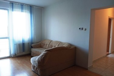 A fotókon látható bútorokkal, kiadó harmadik szinten lévő 56 m2-es két szoba, konyha, folyosó, kamra, külön WC, fürdőszoba, udvarra néző erkéllyel, keleti fekvésű lakás határozatlan, huzamosabb időre kiadó. 
A lakás 1 db 3,5 kW-os hűtő-fűtő klímával, kondenzációs kombi gázkazánnal, fagyasztós hűtőszekrénnyel, beépített gáztűzhellyel, a folyosón nagyméretű beépített szekrénnyel felszerelve.
A lakáshoz 1 db udvari parkolóhely tartozik, buszmegálló a bejárattól kb. 30 m-re, áruház 100 m-en belül.
Kizárólag megbízható és leinformálható jelentkezőket várok, akik kis állattal nem rendelkeznek, nem dohányoznak.  A lakásban háziállat tartása és a dohányzás nem megengedett. Az ingatlan telefonos egyeztetést követően megtekinthető.
Irányár: 135 000 Ft + rezsi + közös költség 50%-a, két havi kaució.
Érdeklődni telefonon.
