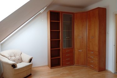A fotókon látható bútorokkal, kiadó harmadik szinten lévő 56 m2-es két szoba, konyha, folyosó, kamra, külön WC, fürdőszoba, udvarra néző erkéllyel, keleti fekvésű lakás határozatlan, huzamosabb időre kiadó. 
A lakás 1 db 3,5 kW-os hűtő-fűtő klímával, kondenzációs kombi gázkazánnal, fagyasztós hűtőszekrénnyel, beépített gáztűzhellyel, a folyosón nagyméretű beépített szekrénnyel felszerelve.
A lakáshoz 1 db udvari parkolóhely tartozik, buszmegálló a bejárattól kb. 30 m-re, áruház 100 m-en belül.
Kizárólag megbízható és leinformálható jelentkezőket várok, akik kis állattal nem rendelkeznek, nem dohányoznak.  A lakásban háziállat tartása és a dohányzás nem megengedett. Az ingatlan telefonos egyeztetést követően megtekinthető.
Irányár: 135 000 Ft + rezsi + közös költség 50%-a, két havi kaució.
Érdeklődni telefonon.
