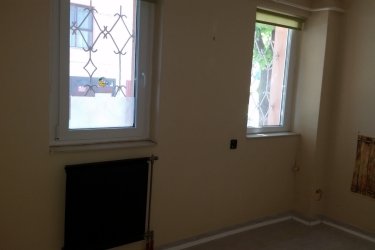 60m2-es 2szobás, földszinti lakás kiadó bútorozatlanul csendes 3 lakásos magánházban. A szobák külön bejáratúak, modern fokozottan hőszigetelt falak, 3 rétegű hőszigetelt ablakok, energiatakarékos kazán, padlófűtés, a fűtési költség nagyon mérsékelt. A lakás a belváros szélén található, ugyanakkor a Széchenyi tér csak 2-3 perc gyalogosan, a villamos, troli, buszmegállók a közelben. A házban 3 lakás van, csendes, nyugodt, kulturált körülményekkel. Belső oldalon kertre néző, külső oldalon gyönyörű gesztenyefákra néző ablakokkal. A belső oldalon nagyméretű terasz tartozik a lakáshoz, amely jól gondozott kertre nyílik. Kulturált, csendes életvitelt folytató kis létszámú családoknak ajánljuk.