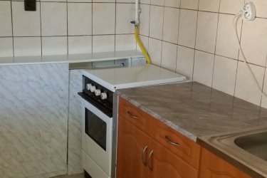 60m2-es 2szobás, földszinti lakás kiadó bútorozatlanul csendes 3 lakásos magánházban. A szobák külön bejáratúak, modern fokozottan hőszigetelt falak, 3 rétegű hőszigetelt ablakok, energiatakarékos kazán, padlófűtés, a fűtési költség nagyon mérsékelt. A lakás a belváros szélén található, ugyanakkor a Széchenyi tér csak 2-3 perc gyalogosan, a villamos, troli, buszmegállók a közelben. A házban 3 lakás van, csendes, nyugodt, kulturált körülményekkel. Belső oldalon kertre néző, külső oldalon gyönyörű gesztenyefákra néző ablakokkal. A belső oldalon nagyméretű terasz tartozik a lakáshoz, amely jól gondozott kertre nyílik. Kulturált, csendes életvitelt folytató kis létszámú családoknak ajánljuk.