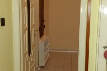60m2-es 2szobás, földszinti lakás kiadó bútorozatlanul csendes 3 lakásos magánházban. A szobák külön bejáratúak, modern fokozottan hőszigetelt falak, 3 rétegű hőszigetelt ablakok, energiatakarékos kazán, padlófűtés, a fűtési költség nagyon mérsékelt. A lakás a belváros szélén található, ugyanakkor a Széchenyi tér csak 2-3 perc gyalogosan, a villamos, troli, buszmegállók a közelben. A házban 3 lakás van, csendes, nyugodt, kulturált körülményekkel. Belső oldalon kertre néző, külső oldalon gyönyörű gesztenyefákra néző ablakokkal. A belső oldalon nagyméretű terasz tartozik a lakáshoz, amely jól gondozott kertre nyílik. Kulturált, csendes életvitelt folytató kis létszámú családoknak ajánljuk.