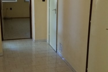 60m2-es 2szobás, földszinti lakás kiadó bútorozatlanul csendes 3 lakásos magánházban. A szobák külön bejáratúak, modern fokozottan hőszigetelt falak, 3 rétegű hőszigetelt ablakok, energiatakarékos kazán, padlófűtés, a fűtési költség nagyon mérsékelt. A lakás a belváros szélén található, ugyanakkor a Széchenyi tér csak 2-3 perc gyalogosan, a villamos, troli, buszmegállók a közelben. A házban 3 lakás van, csendes, nyugodt, kulturált körülményekkel. Belső oldalon kertre néző, külső oldalon gyönyörű gesztenyefákra néző ablakokkal. A belső oldalon nagyméretű terasz tartozik a lakáshoz, amely jól gondozott kertre nyílik. Kulturált, csendes életvitelt folytató kis létszámú családoknak ajánljuk.