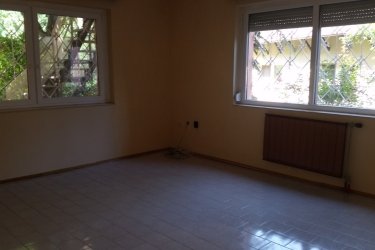 60m2-es 2szobás, földszinti lakás kiadó bútorozatlanul csendes 3 lakásos magánházban. A szobák külön bejáratúak, modern fokozottan hőszigetelt falak, 3 rétegű hőszigetelt ablakok, energiatakarékos kazán, padlófűtés, a fűtési költség nagyon mérsékelt. A lakás a belváros szélén található, ugyanakkor a Széchenyi tér csak 2-3 perc gyalogosan, a villamos, troli, buszmegállók a közelben. A házban 3 lakás van, csendes, nyugodt, kulturált körülményekkel. Belső oldalon kertre néző, külső oldalon gyönyörű gesztenyefákra néző ablakokkal. A belső oldalon nagyméretű terasz tartozik a lakáshoz, amely jól gondozott kertre nyílik. Kulturált, csendes életvitelt folytató kis létszámú családoknak ajánljuk.