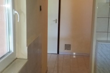 60m2-es 2szobás, földszinti lakás kiadó bútorozatlanul csendes 3 lakásos magánházban. A szobák külön bejáratúak, modern fokozottan hőszigetelt falak, 3 rétegű hőszigetelt ablakok, energiatakarékos kazán, padlófűtés, a fűtési költség nagyon mérsékelt. A lakás a belváros szélén található, ugyanakkor a Széchenyi tér csak 2-3 perc gyalogosan, a villamos, troli, buszmegállók a közelben. A házban 3 lakás van, csendes, nyugodt, kulturált körülményekkel. Belső oldalon kertre néző, külső oldalon gyönyörű gesztenyefákra néző ablakokkal. A belső oldalon nagyméretű terasz tartozik a lakáshoz, amely jól gondozott kertre nyílik. Kulturált, csendes életvitelt folytató kis létszámú családoknak ajánljuk.