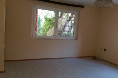 60m2-es 2szobás, földszinti lakás kiadó bútorozatlanul csendes 3 lakásos magánházban. A szobák külön bejáratúak, modern fokozottan hőszigetelt falak, 3 rétegű hőszigetelt ablakok, energiatakarékos kazán, padlófűtés, a fűtési költség nagyon mérsékelt. A lakás a belváros szélén található, ugyanakkor a Széchenyi tér csak 2-3 perc gyalogosan, a villamos, troli, buszmegállók a közelben. A házban 3 lakás van, csendes, nyugodt, kulturált körülményekkel. Belső oldalon kertre néző, külső oldalon gyönyörű gesztenyefákra néző ablakokkal. A belső oldalon nagyméretű terasz tartozik a lakáshoz, amely jól gondozott kertre nyílik. Kulturált, csendes életvitelt folytató kis létszámú családoknak ajánljuk.