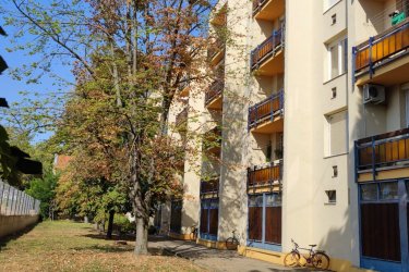 Szegeden eladó belvárosi 2 szobás 60m2-es 3. emeleti, erkélyes, kitűnő állapotban lévő lakás.  -Szobák külön bejáratúak, parkettásak,  -az épület hőszigetelt,  -a házat jelentős méretű kert-park veszi körül, mely elkerített, saját tulajdon.  -A lakás a Br