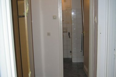 Szegeden eladó belvárosi 2 szobás 60m2-es 3. emeleti, erkélyes, kitűnő állapotban lévő lakás. &#13;&#10;-Szobák külön bejáratúak, parkettásak, &#13;&#10;-az épület hőszigetelt, &#13;&#10;-a házat jelentős méretű kert-park veszi körül, mely elkerített, saját tulajdon. &#13;&#10;-A lakás a Brüsszeli krt. mellett van, ezért busz, troli, villamos a közelben.&#13;&#10;-A házat az elkerített részen saját parkolók veszik körül, de igény esetén egy házban lévő garázs is eladó.&#13;&#10;