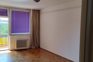 Szegeden eladó belvárosi 2 szobás 60m2-es 3. emeleti, erkélyes, kitűnő állapotban lévő lakás. &#13;&#10;-Szobák külön bejáratúak, parkettásak, &#13;&#10;-az épület hőszigetelt, &#13;&#10;-a házat jelentős méretű kert-park veszi körül, mely elkerített, saját tulajdon. &#13;&#10;-A lakás a Brüsszeli krt. mellett van, ezért busz, troli, villamos a közelben.&#13;&#10;-A házat az elkerített részen saját parkolók veszik körül, de igény esetén egy házban lévő garázs is eladó.&#13;&#10;