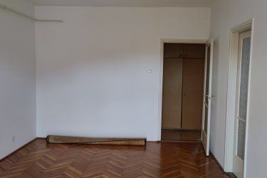 Szegeden eladó belvárosi 2 szobás 60m2-es 3. emeleti, erkélyes, kitűnő állapotban lévő lakás. &#13;&#10;-Szobák külön bejáratúak, parkettásak, &#13;&#10;-az épület hőszigetelt, &#13;&#10;-a házat jelentős méretű kert-park veszi körül, mely elkerített, saját tulajdon. &#13;&#10;-A lakás a Brüsszeli krt. mellett van, ezért busz, troli, villamos a közelben.&#13;&#10;-A házat az elkerített részen saját parkolók veszik körül, de igény esetén egy házban lévő garázs is eladó.&#13;&#10;