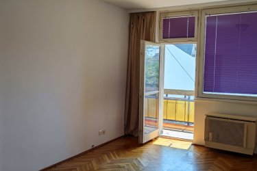 Szegeden eladó belvárosi 2 szobás 60m2-es 3. emeleti, erkélyes, kitűnő állapotban lévő lakás. &#13;&#10;-Szobák külön bejáratúak, parkettásak, &#13;&#10;-az épület hőszigetelt, &#13;&#10;-a házat jelentős méretű kert-park veszi körül, mely elkerített, saját tulajdon. &#13;&#10;-A lakás a Brüsszeli krt. mellett van, ezért busz, troli, villamos a közelben.&#13;&#10;-A házat az elkerített részen saját parkolók veszik körül, de igény esetén egy házban lévő garázs is eladó.&#13;&#10;
