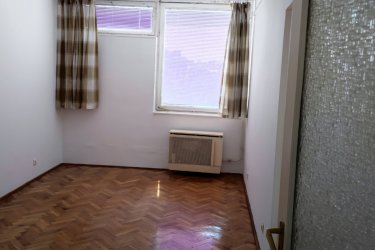 Szegeden eladó belvárosi 2 szobás 60m2-es 3. emeleti, erkélyes, kitűnő állapotban lévő lakás. &#13;&#10;-Szobák külön bejáratúak, parkettásak, &#13;&#10;-az épület hőszigetelt, &#13;&#10;-a házat jelentős méretű kert-park veszi körül, mely elkerített, saját tulajdon. &#13;&#10;-A lakás a Brüsszeli krt. mellett van, ezért busz, troli, villamos a közelben.&#13;&#10;-A házat az elkerített részen saját parkolók veszik körül, de igény esetén egy házban lévő garázs is eladó.&#13;&#10;