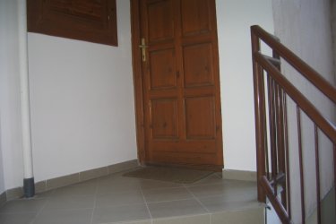 Eladó 70m2-es, 3szoba+étkezős lakás Szeged–Rókusi városrészben, Klapka tér közelében!  70 m²-es, félemeleti, újszerű állapotú lakás 3 külön bejáratú szobával + étkezővel. Padlófűtés, alacsony rezsi, hőszigetelt ablakok redőnnyel, nyugati tájolás, világos 
