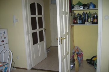 Eladó 70m2-es, 3szoba+étkezős lakás Szeged–Rókusi városrészben, Klapka tér közelében!  70 m²-es, félemeleti, újszerű állapotú lakás 3 külön bejáratú szobával + étkezővel. Padlófűtés, alacsony rezsi, hőszigetelt ablakok redőnnyel, nyugati tájolás, világos  Eladó 70m2-es, 3szoba+étkezős lakás Szeged–Rókusi városrészben, Klapka tér közelében!

70 m²-es, félemeleti, újszerű állapotú lakás 3 külön bejáratú szobával + étkezővel. Padlófűtés, alacsony rezsi, hőszigetelt ablakok redőnnyel, nyugati tájolás, világos terek. Csendes, udvarra néző ablakok, parkosított udvar, 14 lakásos társasház.
Kiváló közlekedés: busz, troli, villamos pár perc sétára, Anna-kút 3 perc gyalog.
Befektetőknek: évek óta ott lakó, megbízható bérlők szívesen maradnak, átadhatók.
Azonnal költözhető, tehermentes. Érdeklődni privát üzenetben vagy telefonon.
