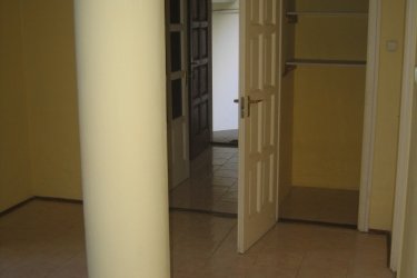 Eladó 70m2-es, 3szoba+étkezős lakás Szeged–Rókusi városrészben, Klapka tér közelében!  70 m²-es, félemeleti, újszerű állapotú lakás 3 külön bejáratú szobával + étkezővel. Padlófűtés, alacsony rezsi, hőszigetelt ablakok redőnnyel, nyugati tájolás, világos  Eladó 70m2-es, 3szoba+étkezős lakás Szeged–Rókusi városrészben, Klapka tér közelében!

70 m²-es, félemeleti, újszerű állapotú lakás 3 külön bejáratú szobával + étkezővel. Padlófűtés, alacsony rezsi, hőszigetelt ablakok redőnnyel, nyugati tájolás, világos terek. Csendes, udvarra néző ablakok, parkosított udvar, 14 lakásos társasház.
Kiváló közlekedés: busz, troli, villamos pár perc sétára, Anna-kút 3 perc gyalog.
Befektetőknek: évek óta ott lakó, megbízható bérlők szívesen maradnak, átadhatók.
Azonnal költözhető, tehermentes. Érdeklődni privát üzenetben vagy telefonon.
