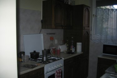 Eladó 70m2-es, 3szoba+étkezős lakás Szeged–Rókusi városrészben, Klapka tér közelében!  70 m²-es, félemeleti, újszerű állapotú lakás 3 külön bejáratú szobával + étkezővel. Padlófűtés, alacsony rezsi, hőszigetelt ablakok redőnnyel, nyugati tájolás, világos  Eladó 70m2-es, 3szoba+étkezős lakás Szeged–Rókusi városrészben, Klapka tér közelében!

70 m²-es, félemeleti, újszerű állapotú lakás 3 külön bejáratú szobával + étkezővel. Padlófűtés, alacsony rezsi, hőszigetelt ablakok redőnnyel, nyugati tájolás, világos terek. Csendes, udvarra néző ablakok, parkosított udvar, 14 lakásos társasház.
Kiváló közlekedés: busz, troli, villamos pár perc sétára, Anna-kút 3 perc gyalog.
Befektetőknek: évek óta ott lakó, megbízható bérlők szívesen maradnak, átadhatók.
Azonnal költözhető, tehermentes. Érdeklődni privát üzenetben vagy telefonon.
