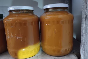 12 év ős és kistermelői tevékenységből, vállalkozás befejeztével, megmaradt feldolgozott (Barabás Chili)  chili szószók eladók. 100%-os chili paprikából, semmi sallang, tartósítószer, katyvasz, csak a paprika húsa és leve, ici-pici sóval ízesítve. Felfőzve, dunsztba elkészítve. Szeretném eladni, a következők vannak: Red habanero, (7,2dl) Red Jolokia+Scorpio, (7,2 dl.) Orange Jol.+scorpio, (7,2 dl. és 1,7 l ) Orange habanero, (7,2dl.) Chokolate Carolina+ Jolokia+Scorpio. (7,2dl.) 7,2-ből kijön 18 db. 40ml-s szósz. a 1,7 literesből pedig 42 db 40ml-s szósz. Az összes 39, 40l. Az árajánlatom: Ha mind elviszed 1 millió, ha csak 1-1 üveg 7,2-es kell, azok 20.000Ft/ üveg. Az 1,7 l. 50.000Ft/üveg. Ezekkel az árakkal dupla hasznot lehet elérni. Már csak pici üvegekbe kell vissza főzni, adagolni.