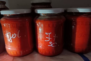 12 év ős és kistermelői tevékenységből, vállalkozás befejeztével, megmaradt feldolgozott (Barabás Chili)  chili szószók eladók. 100%-os chili paprikából, semmi sallang, tartósítószer, katyvasz, csak a paprika húsa és leve, ici-pici sóval ízesítve. Felfőzve, dunsztba elkészítve. Szeretném eladni, a következők vannak: Red habanero, (7,2dl) Red Jolokia+Scorpio, (7,2 dl.) Orange Jol.+scorpio, (7,2 dl. és 1,7 l ) Orange habanero, (7,2dl.) Chokolate Carolina+ Jolokia+Scorpio. (7,2dl.) 7,2-ből kijön 18 db. 40ml-s szósz. a 1,7 literesből pedig 42 db 40ml-s szósz. Az összes 39, 40l. Az árajánlatom: Ha mind elviszed 1 millió, ha csak 1-1 üveg 7,2-es kell, azok 20.000Ft/ üveg. Az 1,7 l. 50.000Ft/üveg. Ezekkel az árakkal dupla hasznot lehet elérni. Már csak pici üvegekbe kell vissza főzni, adagolni.