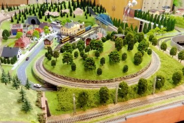 Terepasztal Törökbálinton, anyagárban eladó egy új 10 nm-es, H0-ás, diarámás hobby asztal.
Irányár 2.500 eFt. 4 dig.dízel mozdony, 6 szem.száll.-, 8 teher-vagon, 26 üzemelő váltó és 5 kocsileakasztó. 21 klf fény jelző, 5 sorompó (2 elektromos) 35 klf műtárgy, 56 utcai lámpa, 1 Roco Z 21 vezérlő.
Két egységes táblában (185x260 cm) szállítható mely a vevő feladata. A szállítás előkészítésében és technológiájában segítséget adunk.
06309616082