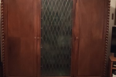 Üvegajtós szekrény