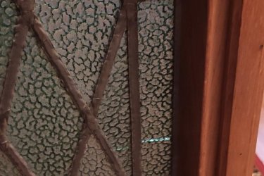 Méretek: szélesség:200cm, magasság190cm, mélység:58cm&#13;&#10;lapra szerelhető a mellékelt képen látható csapokkal van összerakva, rétegelt lemezből van, az ajtó üveg smaragd zöld 4 helyen repedt (képek mellékelve), tetején bal oldalán hátul elvált a borítás. két oldalt akasztós felül polccal, középen négy polcos