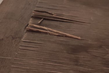 Méretek: szélesség:200cm, magasság190cm, mélység:58cm&#13;&#10;lapra szerelhető a mellékelt képen látható csapokkal van összerakva, rétegelt lemezből van, az ajtó üveg smaragd zöld 4 helyen repedt (képek mellékelve), tetején bal oldalán hátul elvált a borítás. két oldalt akasztós felül polccal, középen négy polcos