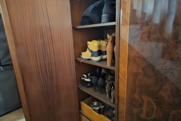 Keményfából ( dió) készült neobarok intarziás szekrény. 165×160×56 költözés miatt eladó. Fiókok járnak hozzá. Közép magas minőség, alig használt állapotban.