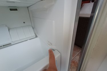 Eladó egy jó állapotban lévő LG kombinált hűtőszekrény.&#13;&#10;Főbb jellemzők:&#13;&#10;&#13;&#10;Inox szín (rozsdamentes acél hatás)&#13;&#10;No Frost rendszer (nincs jegesedés)&#13;&#10;Beépített vízadagoló&#13;&#10;Alulfagyasztós kialakítás&#13;&#10;mérete: 190x59x58 cm&#13;&#10;&#13;&#10;A készülék tiszta, gondosan karbantartott, hibátlanul működik (esztétikai hibáját fotóztam).&#13;&#10;&#13;&#10;Személyesen megtekinthető előre egyeztetett időpontban Csepelen. Szállításban nem tudok segíteni.