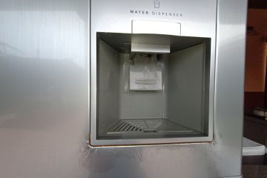 Eladó egy jó állapotban lévő LG kombinált hűtőszekrény.&#13;&#10;Főbb jellemzők:&#13;&#10;&#13;&#10;Inox szín (rozsdamentes acél hatás)&#13;&#10;No Frost rendszer (nincs jegesedés)&#13;&#10;Beépített vízadagoló&#13;&#10;Alulfagyasztós kialakítás&#13;&#10;mérete: 190x59x58 cm&#13;&#10;&#13;&#10;A készülék tiszta, gondosan karbantartott, hibátlanul működik (esztétikai hibáját fotóztam).&#13;&#10;&#13;&#10;Személyesen megtekinthető előre egyeztetett időpontban Csepelen. Szállításban nem tudok segíteni.