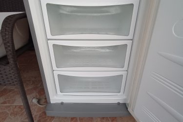 Eladó egy jó állapotban lévő LG kombinált hűtőszekrény.&#13;&#10;Főbb jellemzők:&#13;&#10;&#13;&#10;Inox szín (rozsdamentes acél hatás)&#13;&#10;No Frost rendszer (nincs jegesedés)&#13;&#10;Beépített vízadagoló&#13;&#10;Alulfagyasztós kialakítás&#13;&#10;mérete: 190x59x58 cm&#13;&#10;&#13;&#10;A készülék tiszta, gondosan karbantartott, hibátlanul működik (esztétikai hibáját fotóztam).&#13;&#10;&#13;&#10;Személyesen megtekinthető előre egyeztetett időpontban Csepelen. Szállításban nem tudok segíteni.